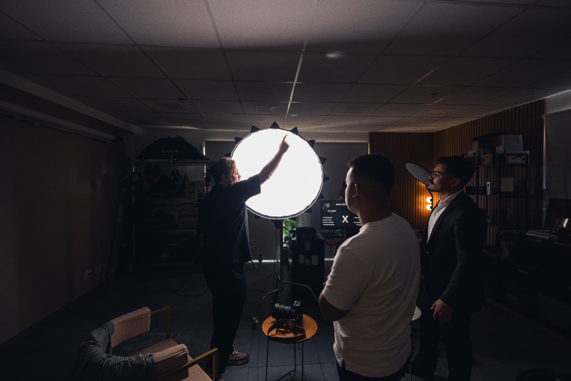Gui Rossi explicando o posicionamento da luz para aluno e modelo no set