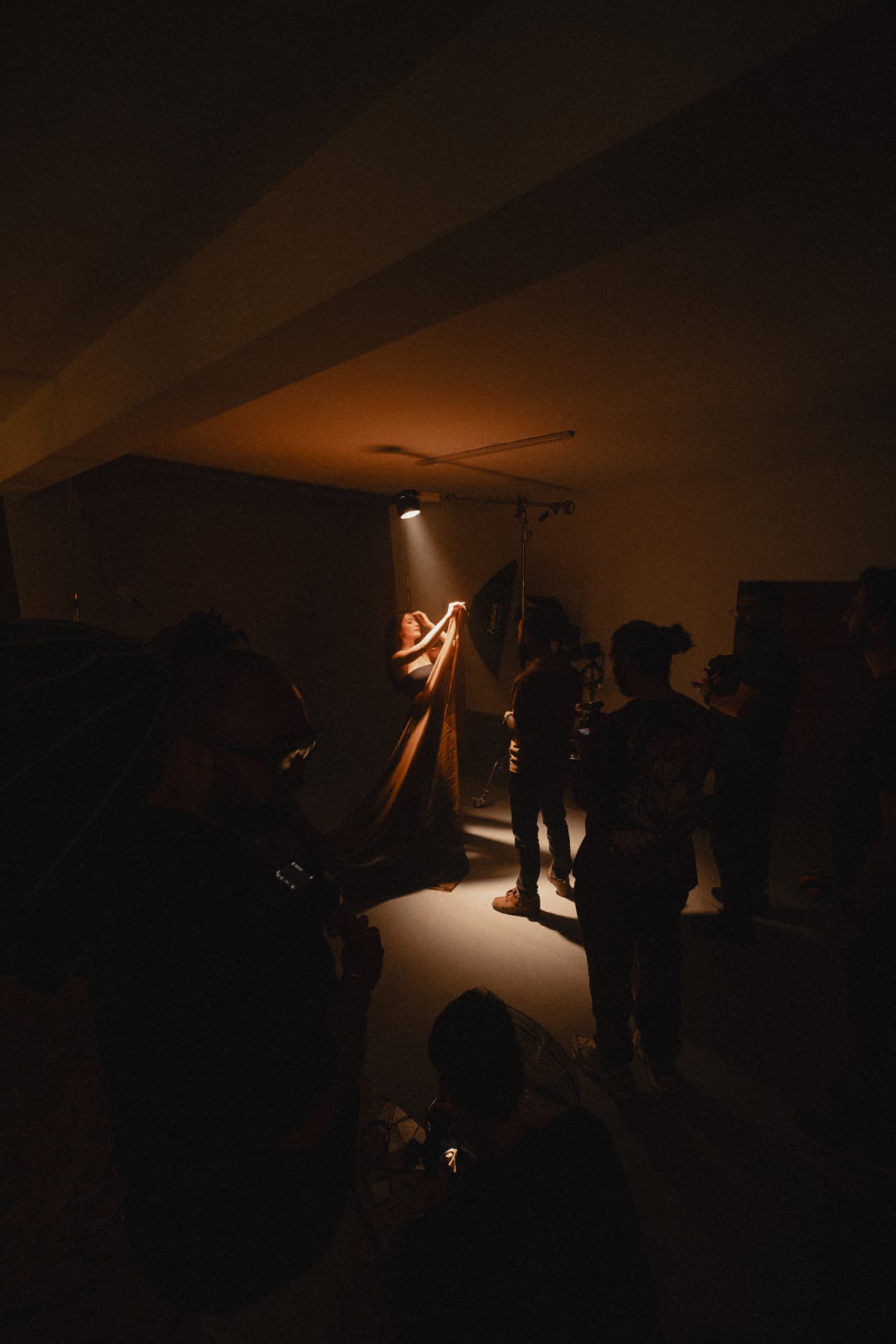 Turma da Creative Experience construindo uma cena com modelo e tecido no estúdio