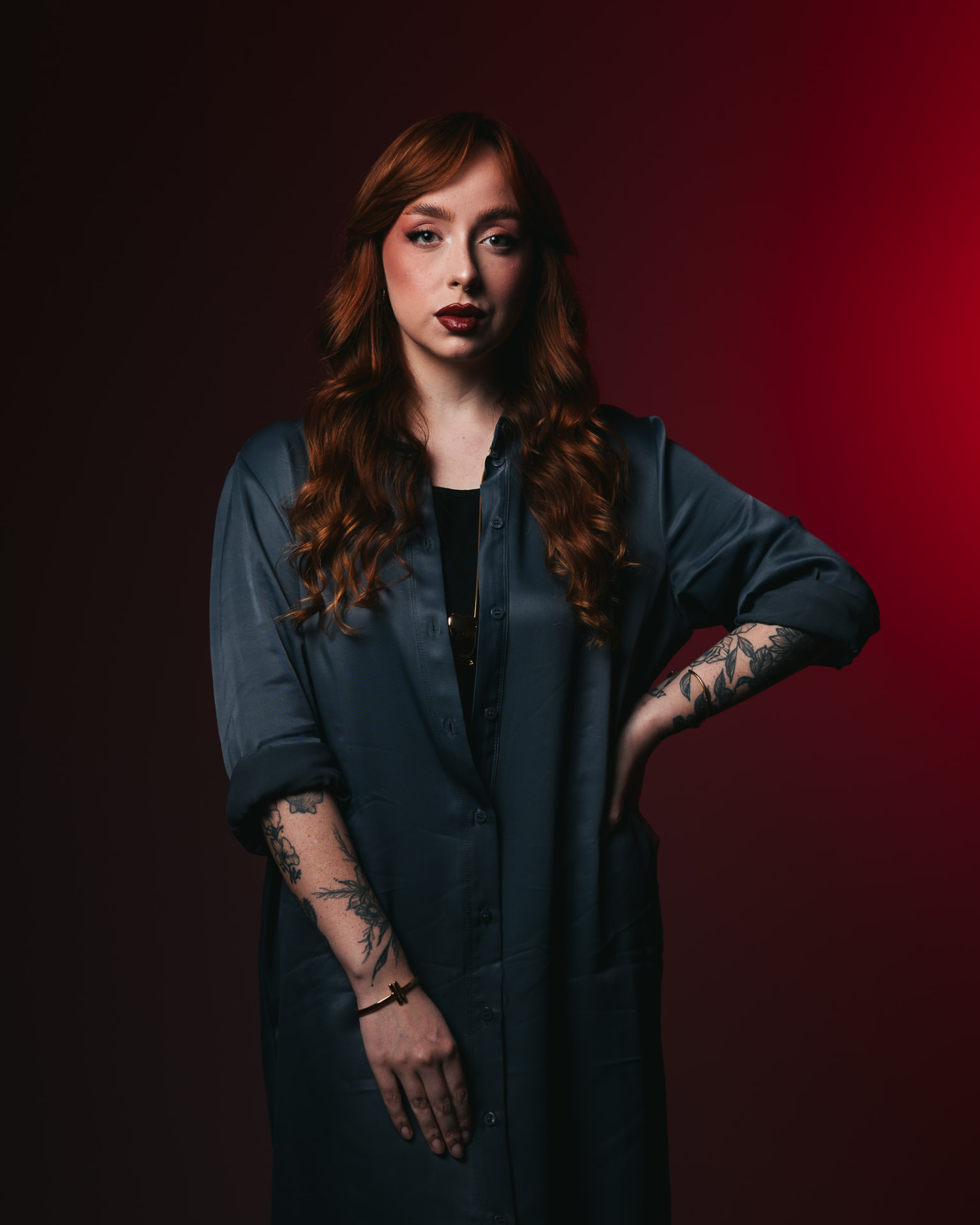 Retrato de mulher ruiva com fundo vermelho em estúdio