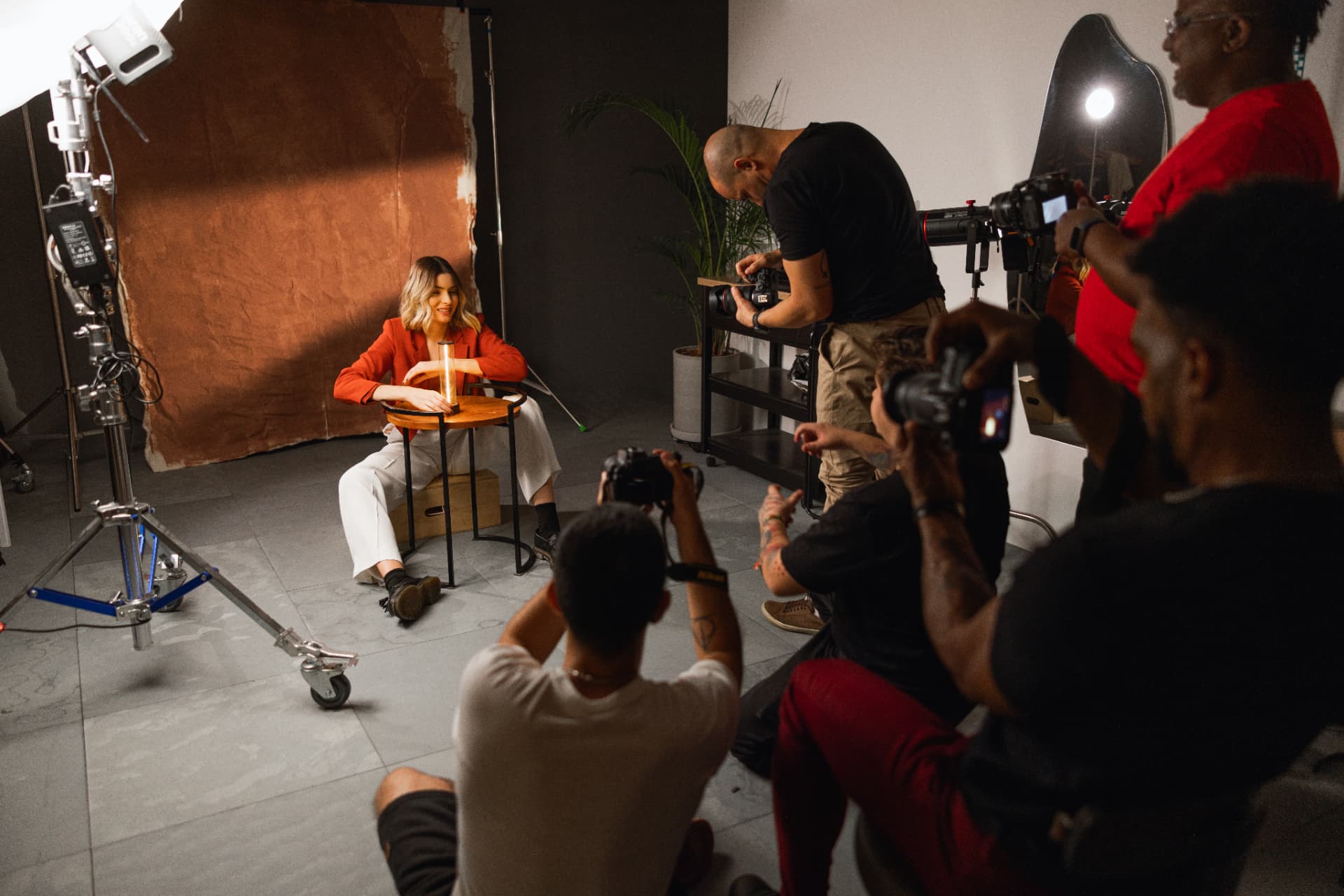 Turma de fotógrafos fotografando no set do estúdio Gui Rossi